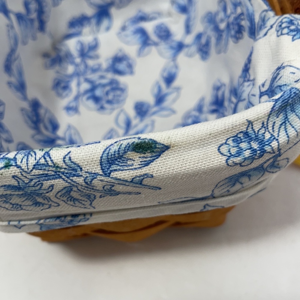 Small Lined Vintage Longaberger Basket - Picture 6 of 7